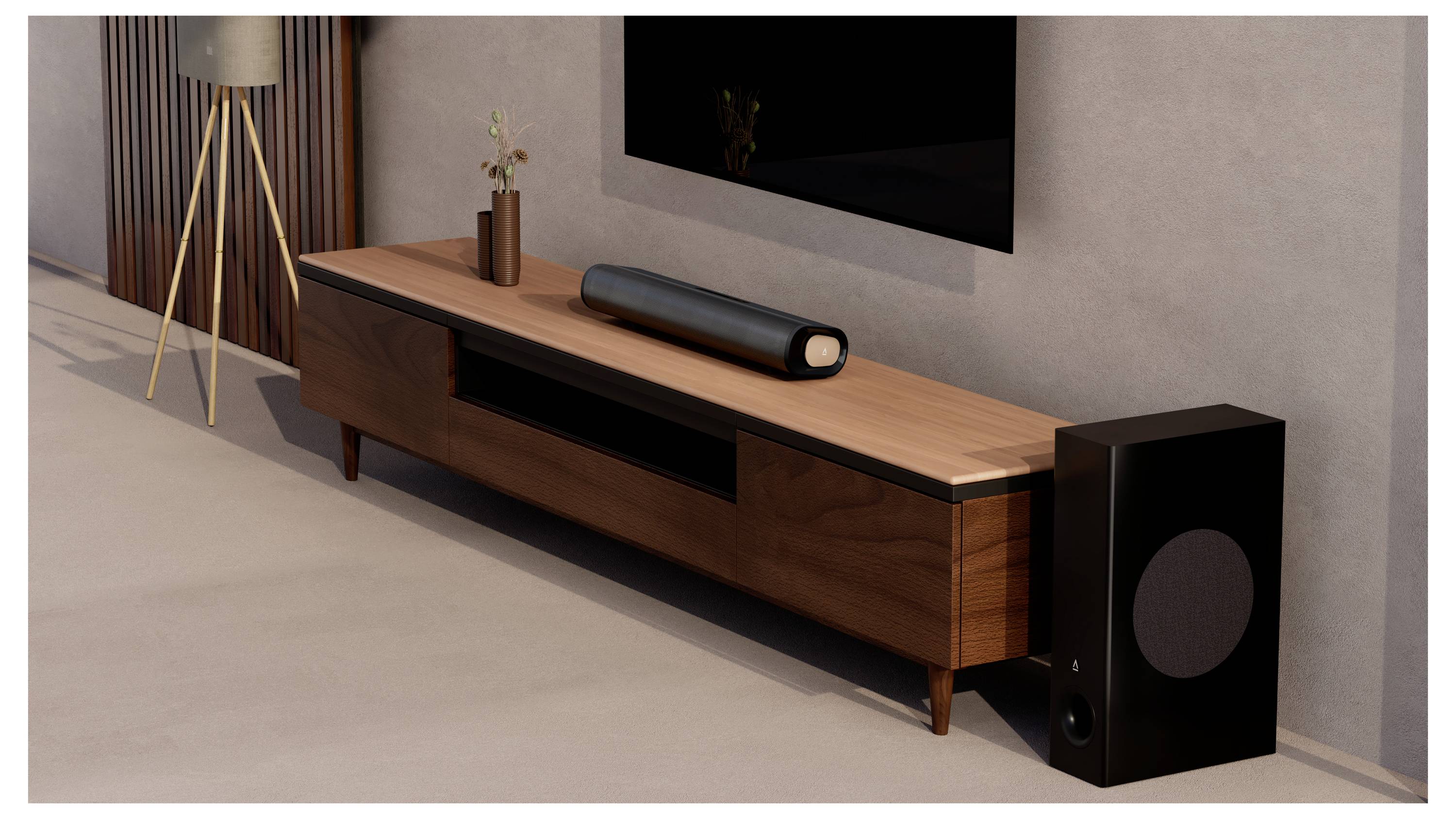Een houten tv-meubel met een soundbar bovenop, naast een speaker, tegen een muur met een aan de muur bevestigde tv erboven. Een lamp en een plant staan ernaast.