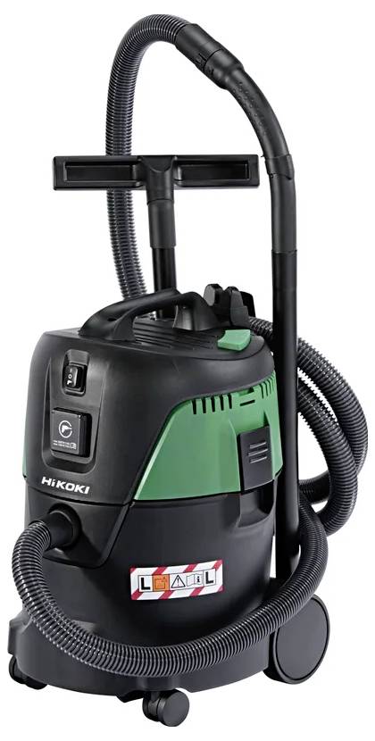 Een groene en zwarte nat/droog stofzuiger op wielen met een lange afneembare slang en toebehoren, ontworpen voor professioneel gebruik.