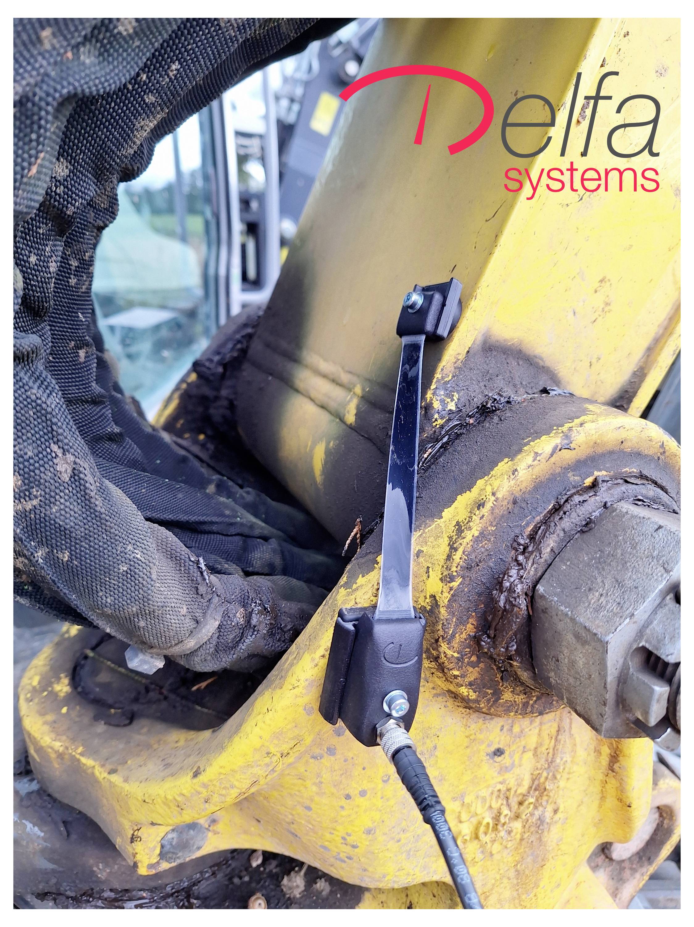 Een zwart mechanisch onderdeel is bevestigd aan een gele machinearm met zichtbare kabels. Het logo 'Delfa systems' staat in de rechterbovenhoek.