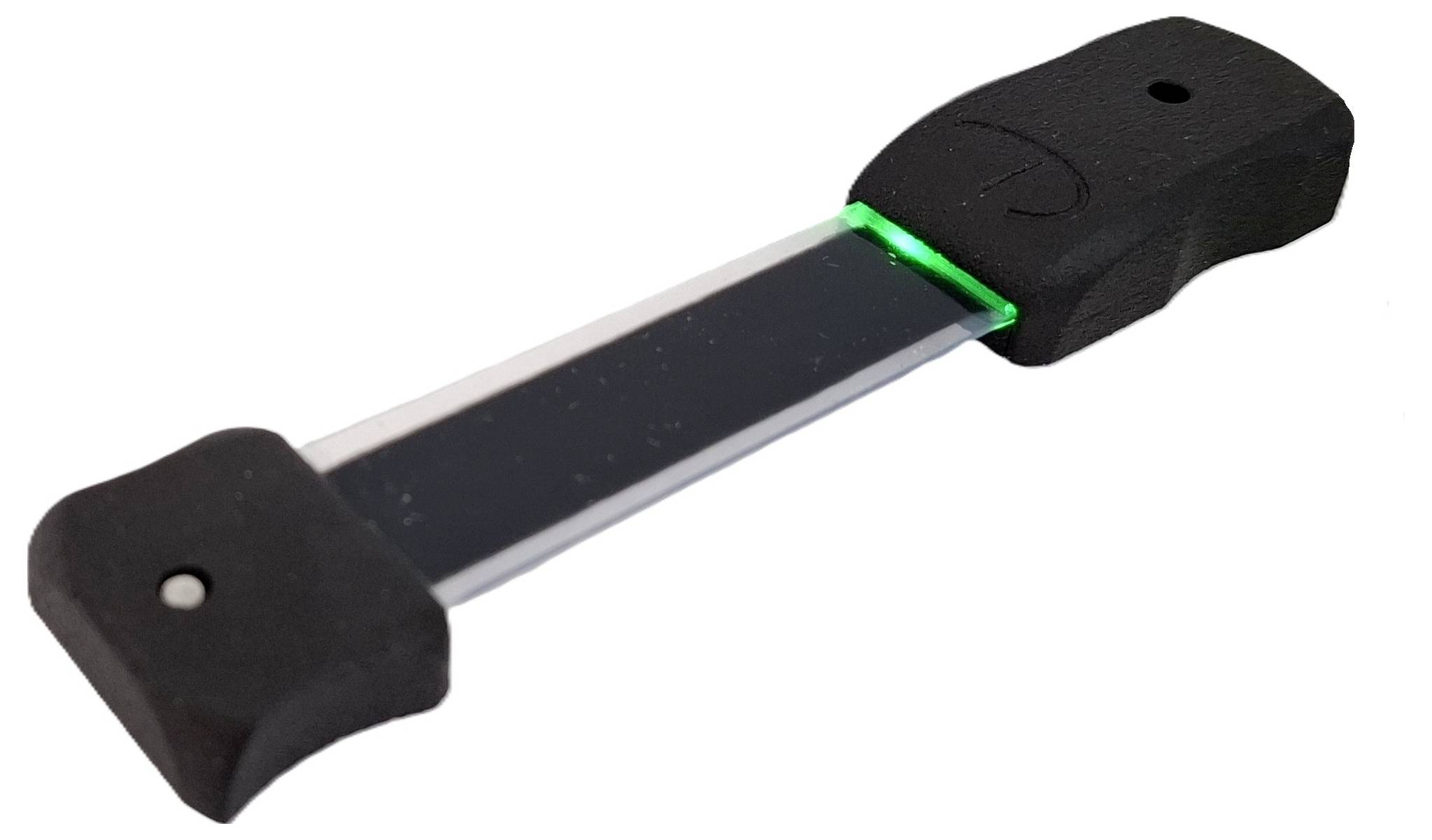 Een zwart en zilver metalen staaf met groen licht op het verbindingspunt, voorzien van rechthoekige zwarte uiteinden met kleine gaatjes aan elk uiteinde.