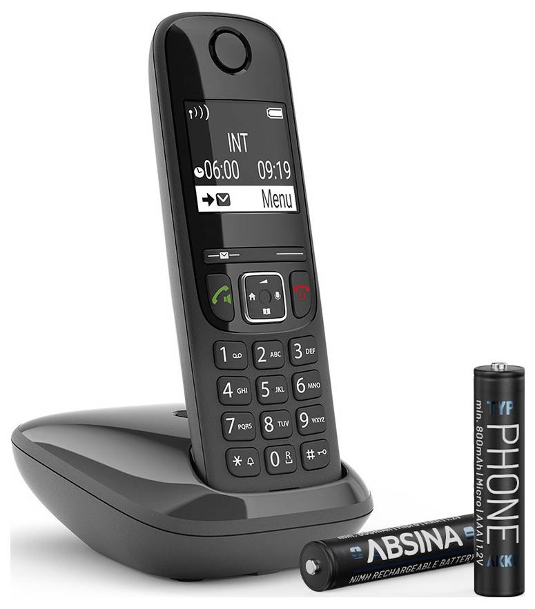 Een draadloze vaste telefoon op zijn standaard met een display waarop 'INT 06:00 09:19 Menu' wordt weergegeven. Twee AA-batterijen naast de telefoon.