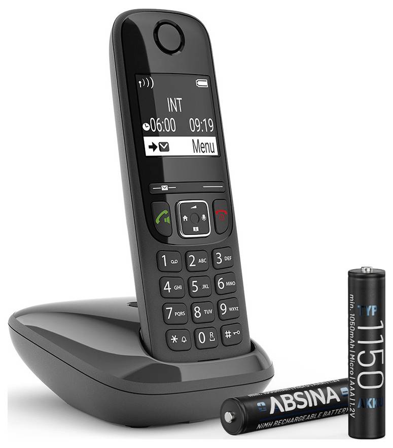 Een draadloze telefoon op zijn basisstation met een scherm waarop '06:00 09:19' en 'Menu' staat. Twee AA-batterijen van het merk 'ABSINA' ernaast.