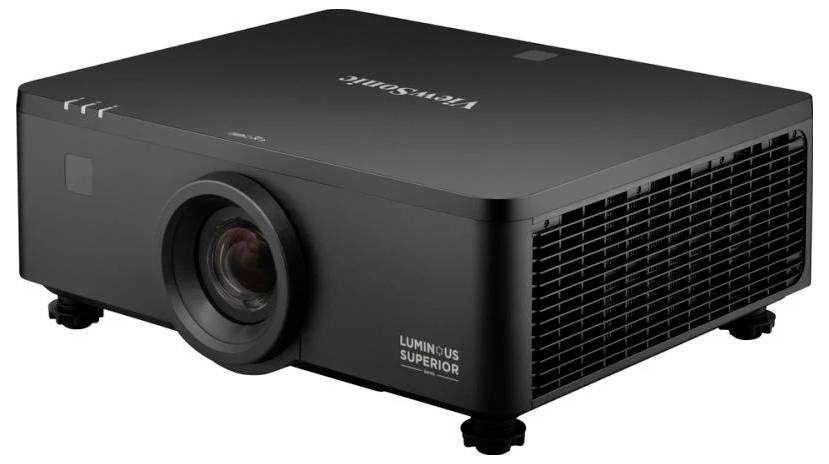 Een zwarte projector met de merknaam 'Luminous Superior' aan de zijkant gedrukt, met een prominente lens en ventilatieraster.