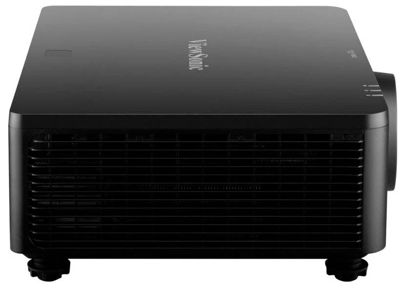 Een strakke, zwarte projector met een merkenlogo op de bovenkant, gepositioneerd op een vlak oppervlak, met een zijaanzicht waarop verluchtingsopeningen en verstelbare voeten zichtbaar zijn.