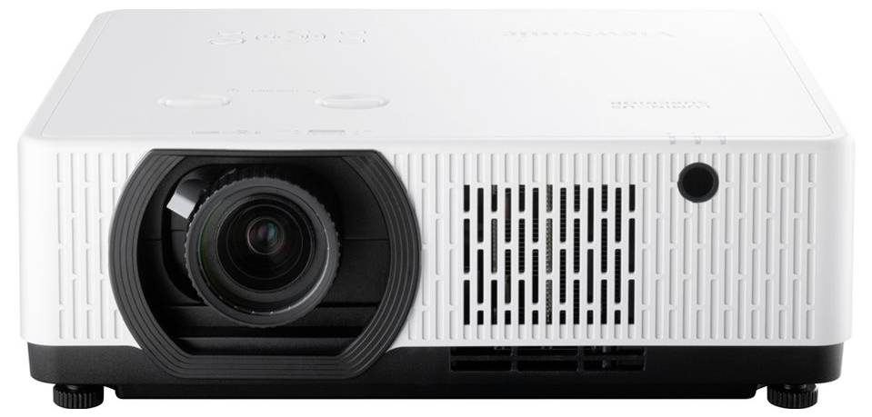 Een witte projector met een zwarte lens en ventilatieopeningen aan de voorkant, ontworpen voor presentaties of mediaweergave in kantoor- of klaslokaalinstellingen.