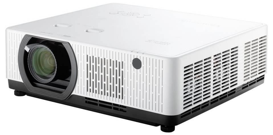 Een witte projector met ventilatierooster, aan/uit-knop en lens, licht naar rechts gekanteld, geschikt voor videopresentaties.