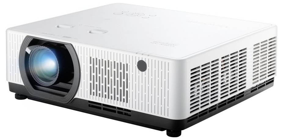 'Een witte projector met een prominente lens wordt getoond, licht schuin van voren gezien. Het apparaat heeft geventileerde zijkanten en bedieningsknoppen bovenop.'