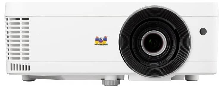 Een witte multimediaprojecteur met een prominente lens en ventilatiesleuven aan de zijkant, gemonteerd op een oppervlak, merklogo zichtbaar.