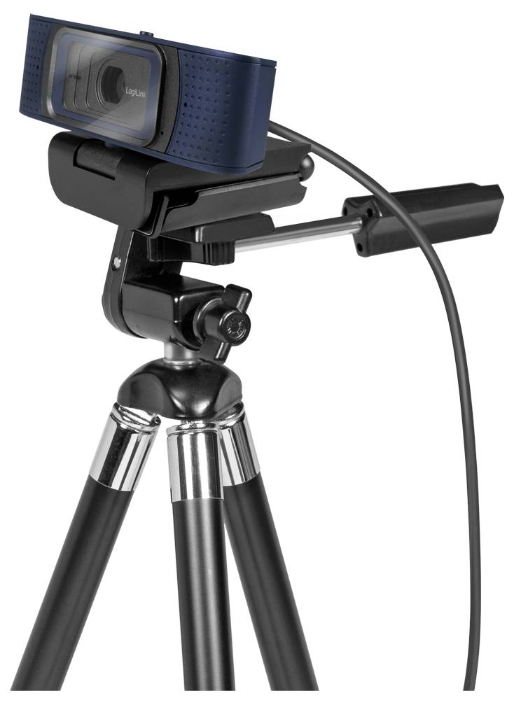 Een zwarte driepoot met een gemonteerde webcam voorzien van een USB-kabel, geschikt voor videogesprekken of streaming, geplaatst tegen een effen witte achtergrond.