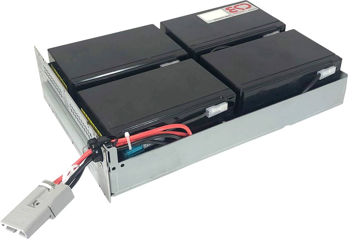 Een metalen dienblad met vier zwarte oplaadbare batterijen, verbonden door rode en zwarte draden met een grijze stekkerconnector.