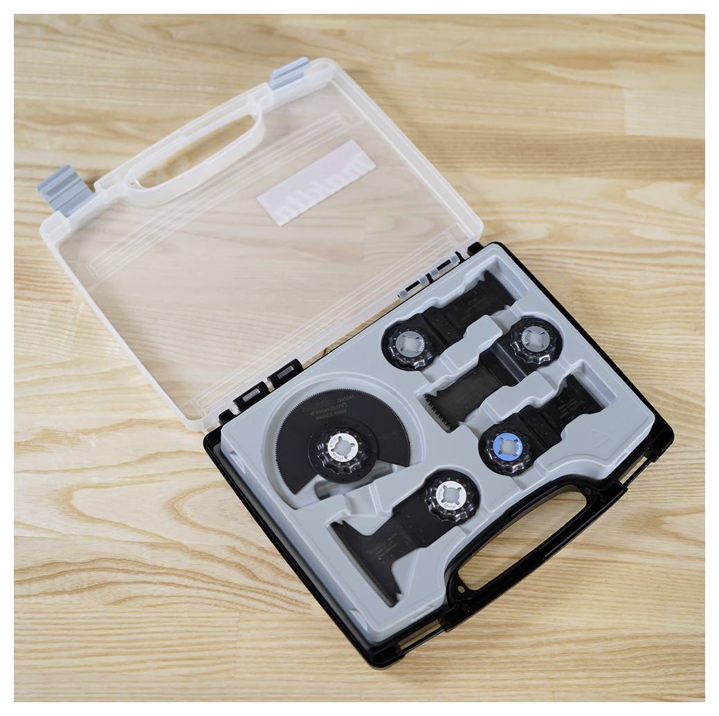 Een open zwart en grijs draagtas op een houten oppervlak bevat vijf netjes gerangschikt draadloze boormachine-opzetstukken.