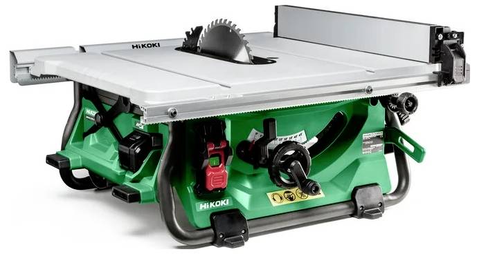 HiKOKI tafelzaag met een groene voet en zilveren bovenkant, voorzien van een cirkelzaagblad, geleiderail en verstelknoppen voor houtbewerking.