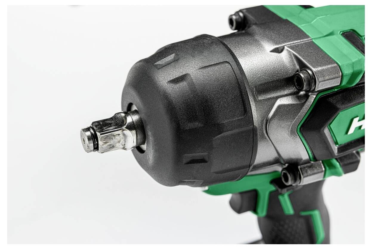 Een close-up van een slagmoersleutel waarbij de metalen dophouder en de groen en zwarte behuizing van het gereedschap goed zichtbaar zijn.