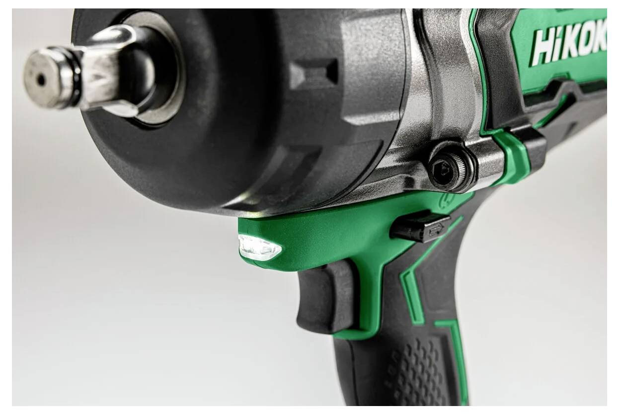 'Close-up van een groen en zwart gereedschap met een trekschakelaar en LED-lamp. Gedeeltelijk zichtbare merknaam aan de zijkant van het gereedschap.'