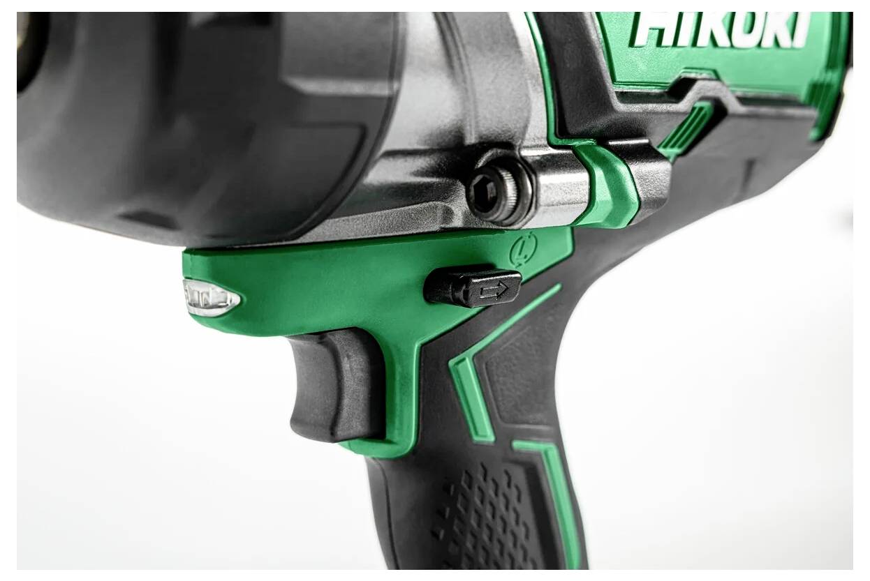 Close-up van een groene en zwarte boormachinegrip met ergonomische greep en bedieningsschakelaar.