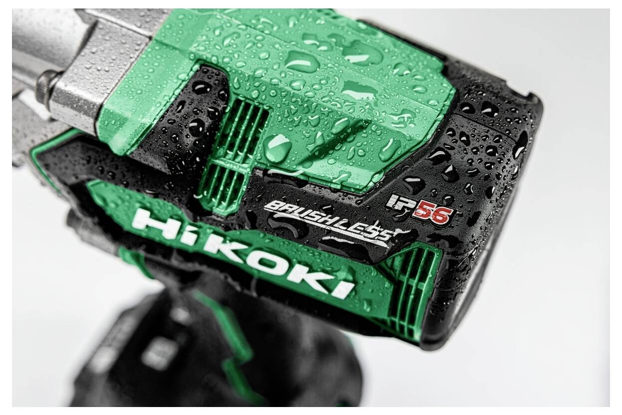 Een close-up van een groen en zwart gereedschap met het merk 'HiKOKI' zichtbaar aan de zijkant, bedekt met waterdruppels, wat wijst op duurzaamheid.