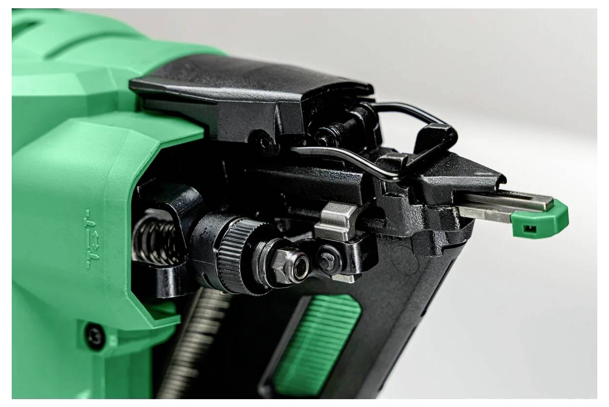 Close-up van een groene en zwarte elektrische gereedschap met focus op de trekkerconstructie, waarbij de gedetailleerde onderdelen en technische details van het apparaat worden getoond.