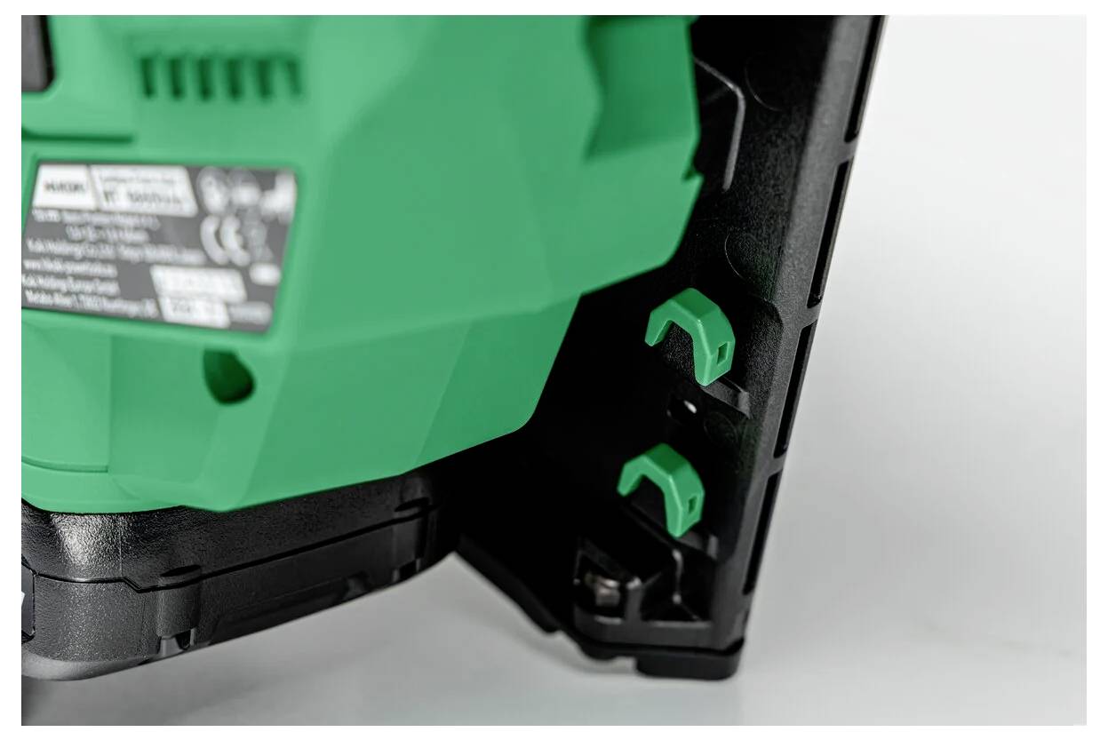 Groene krachtgereedschap gedeeltelijk geopend, waarbij de interne mechanismen met haken zichtbaar zijn.