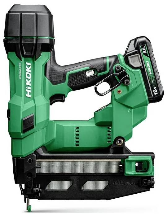 Een groene en zwarte Hikoki accukrachtnagelpistool met een 18V lithium-ion accu, geschikt voor bouw- en timmerwerken.
