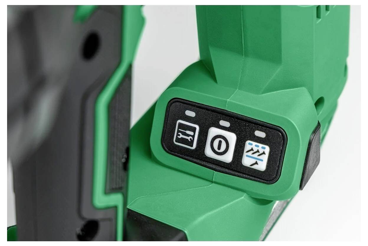 Een close-up van een groene gereedschapsmachine waarbij drie knoppen met pictogrammen worden getoond die verschillende gereedschapsinstellingen voor uiteenlopende functies aangeven.