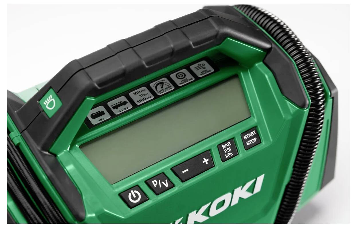 Een groen elektronisch apparaat met een display-scherm en knoppen met de labels 'P/V + - BAR PSI KPA'. Het bevat pictogrammen van een auto, band, licht en batterij.