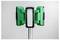 Een groene en zwarte LED-werklamp op een metalen standaard, met meerdere kleine LED-lampjes op een rechthoekig paneel, tegen een neutrale achtergrond.