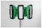 Een groene en zwarte driepanelige LED-werklamp op een zilveren standaard, ontworpen voor heldere, grootschalige verlichting in industriële omgevingen.
