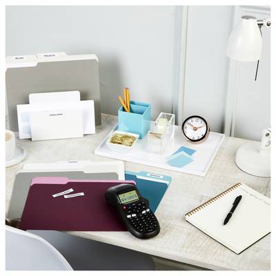 Een netjes georganiseerd bureau met mappen, een labelmaker, pennen in een houder, een notitieboek en een klok, wat een efficiënte werkplek uitstraalt.