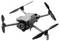 Een grijze quadcopter-drone met een camera bevestigd, voorzien van vier propellers met oranje uiteinden, wordt getoond vanuit een zijhoek in vliegpositie.
