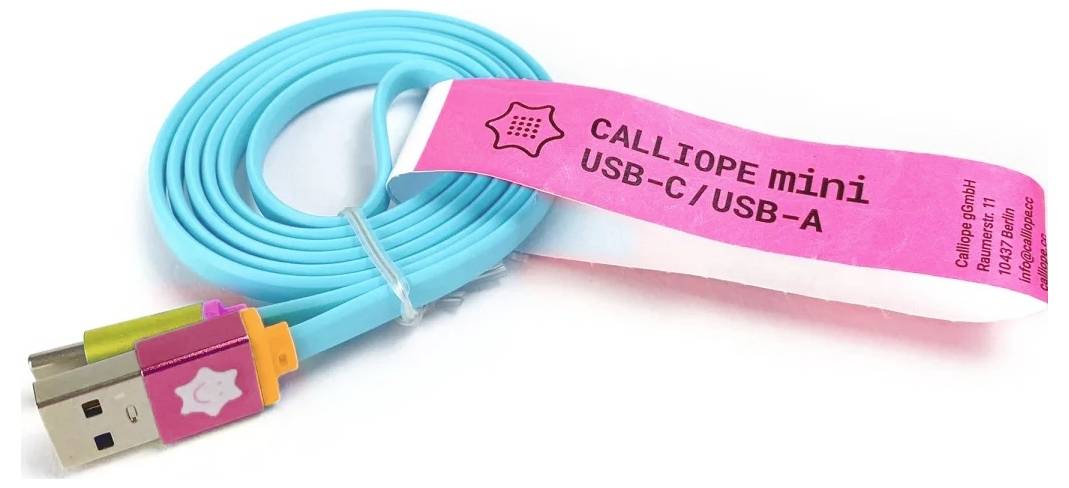 Turquoise USB-C naar USB-A kabel opgerold met een roze label gemarkeerd als 'CALLIOPE mini USB-C/USB-A'.
