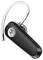 Een zwarte draadloze Bluetooth-headset met een zilveren oorstuk en haak, voorzien van een blauwe LED-indicator en het Motorola-logo aan de zijkant.