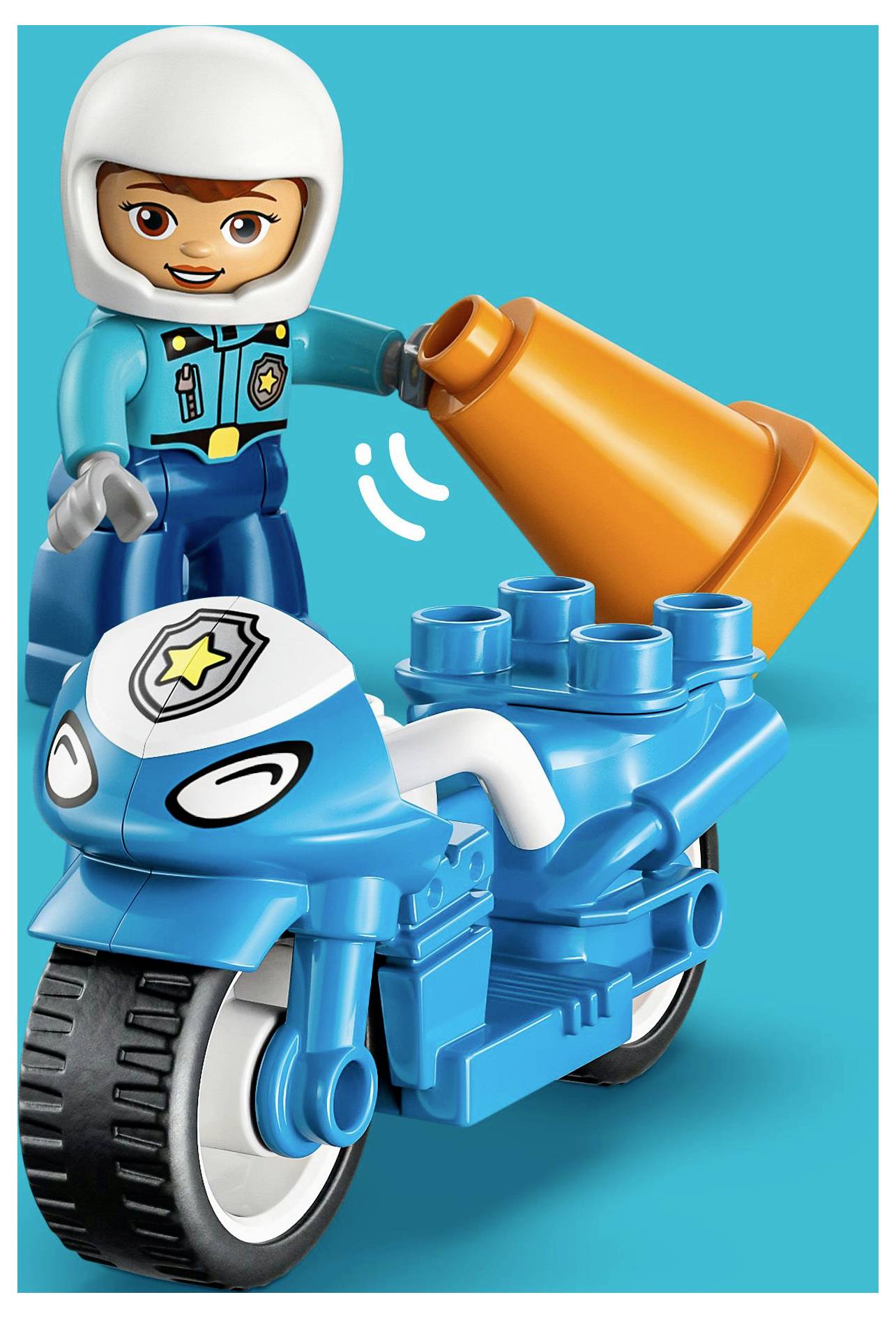 Een speelfiguurtje in een politie-uniform staat naast een blauwe speelmotorfiets en houdt een oranje verkeerskegel vast op een helderbauwe achtergrond.