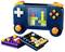 Een speelgoed gamecontroller gemaakt van kleurrijke, in elkaar grijpende blokken, voorzien van knoppen en een ingebouwd scherm met pixelachtige blokontwerpen.