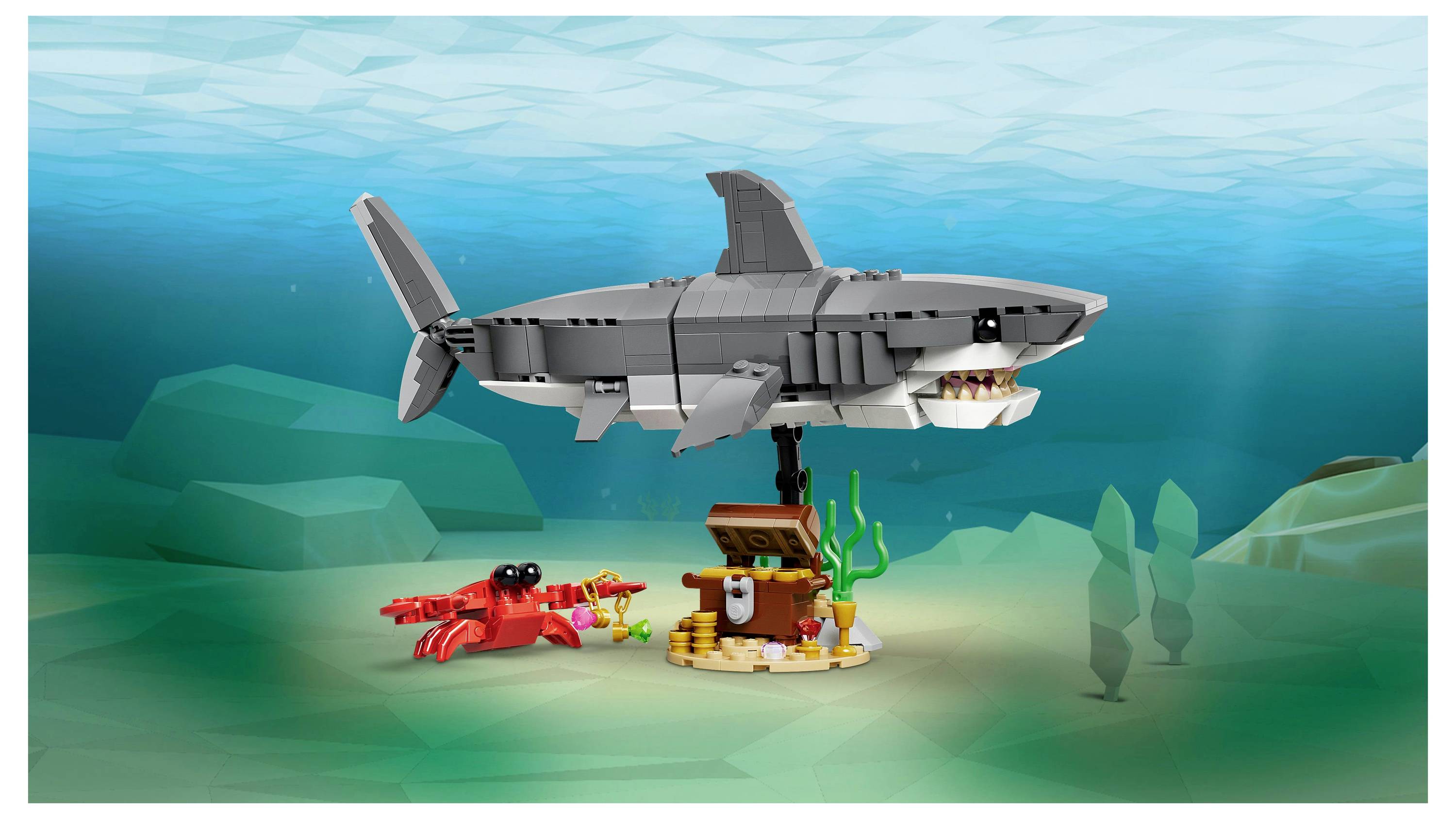'Een LEGO-haai zwemt boven een onderwaterscène met een krab, een schatkist en zeewier, gezet tegen een blauwe oceaan-achtergrond.'
