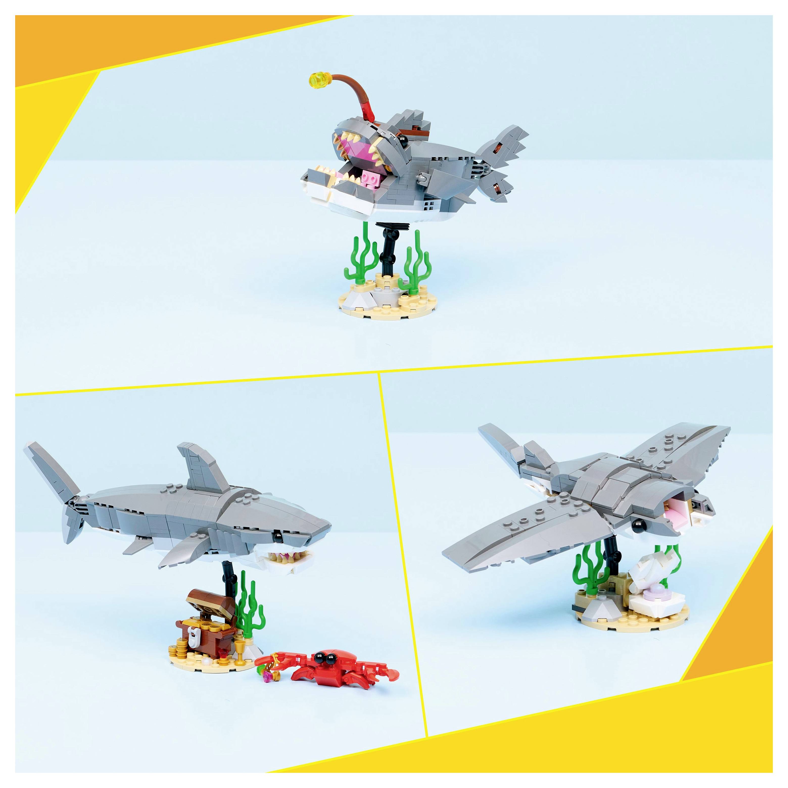 Een LEGO-set met drie modellen: een hengelvis, een haai bij een schatkist met een rode krab, en een mantarog, allemaal op oceaan-thema bases.