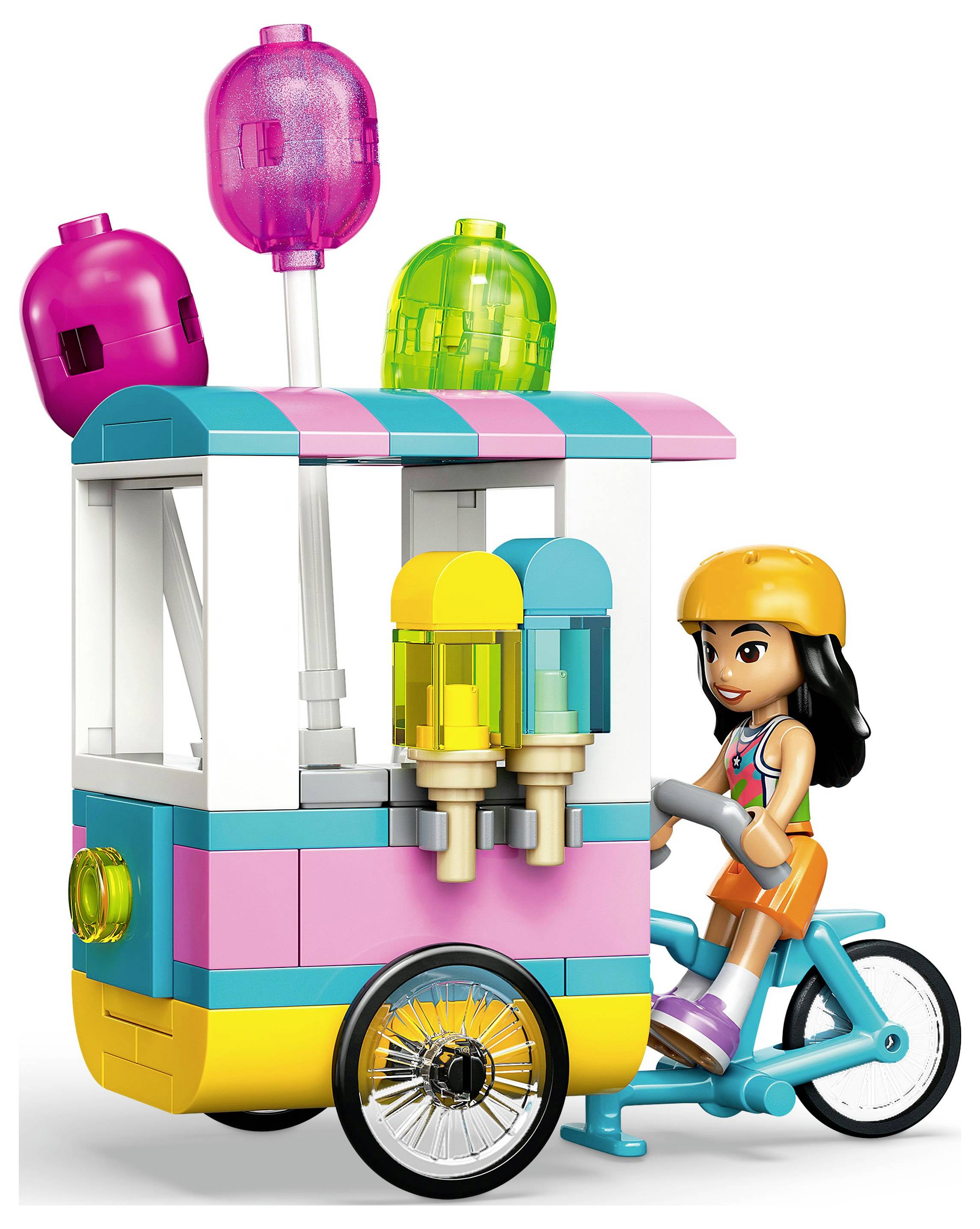 Een speelfiguur rijdt op een fiets die verbonden is aan een ijskarretje met kleurrijke versieringen en ijshoorntjes, ontworpen voor fantasierijk spel.