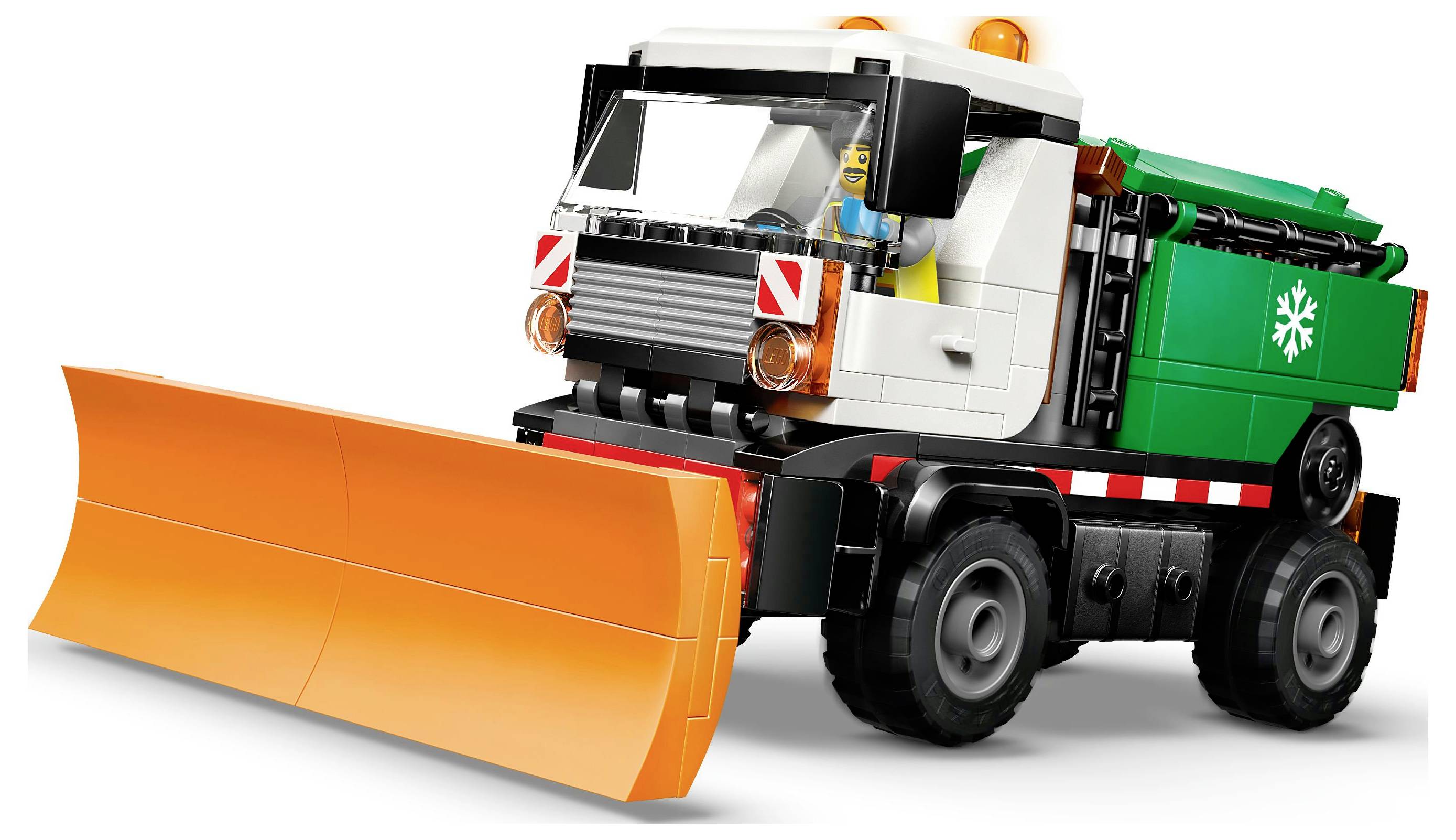 Een speelgoed sneeuwruimer met een oranje blade en een groene body met een sneeuwvloklogo. Het lijkt deel uit te maken van een bouwblokkenset.