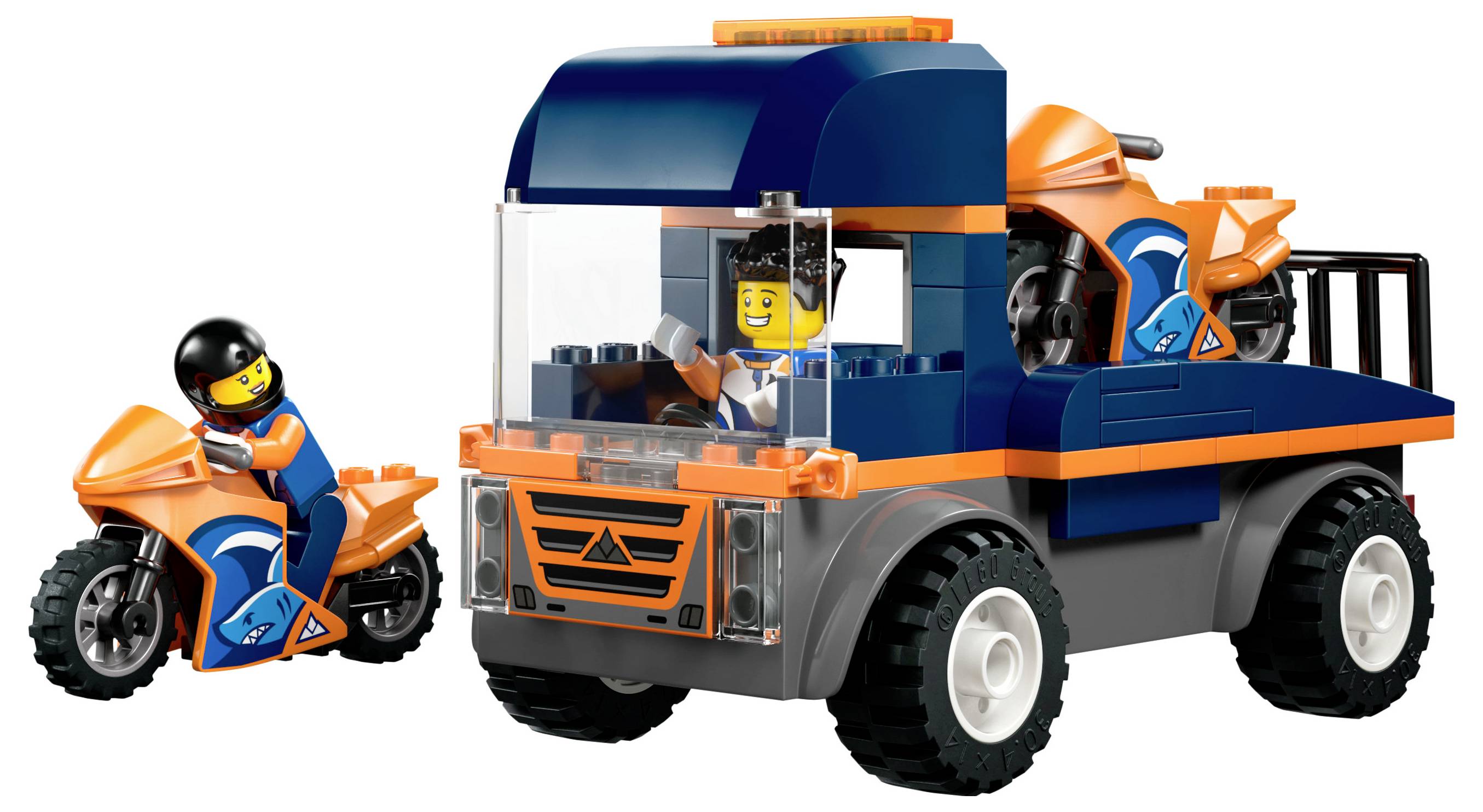 Een speelgoedvrachtauto met een afneembare motorfiets op de laadruimte, met twee lachende figuurtjes. Eén bestuurt de vrachtwagen, de ander rijdt op de motorfiets.