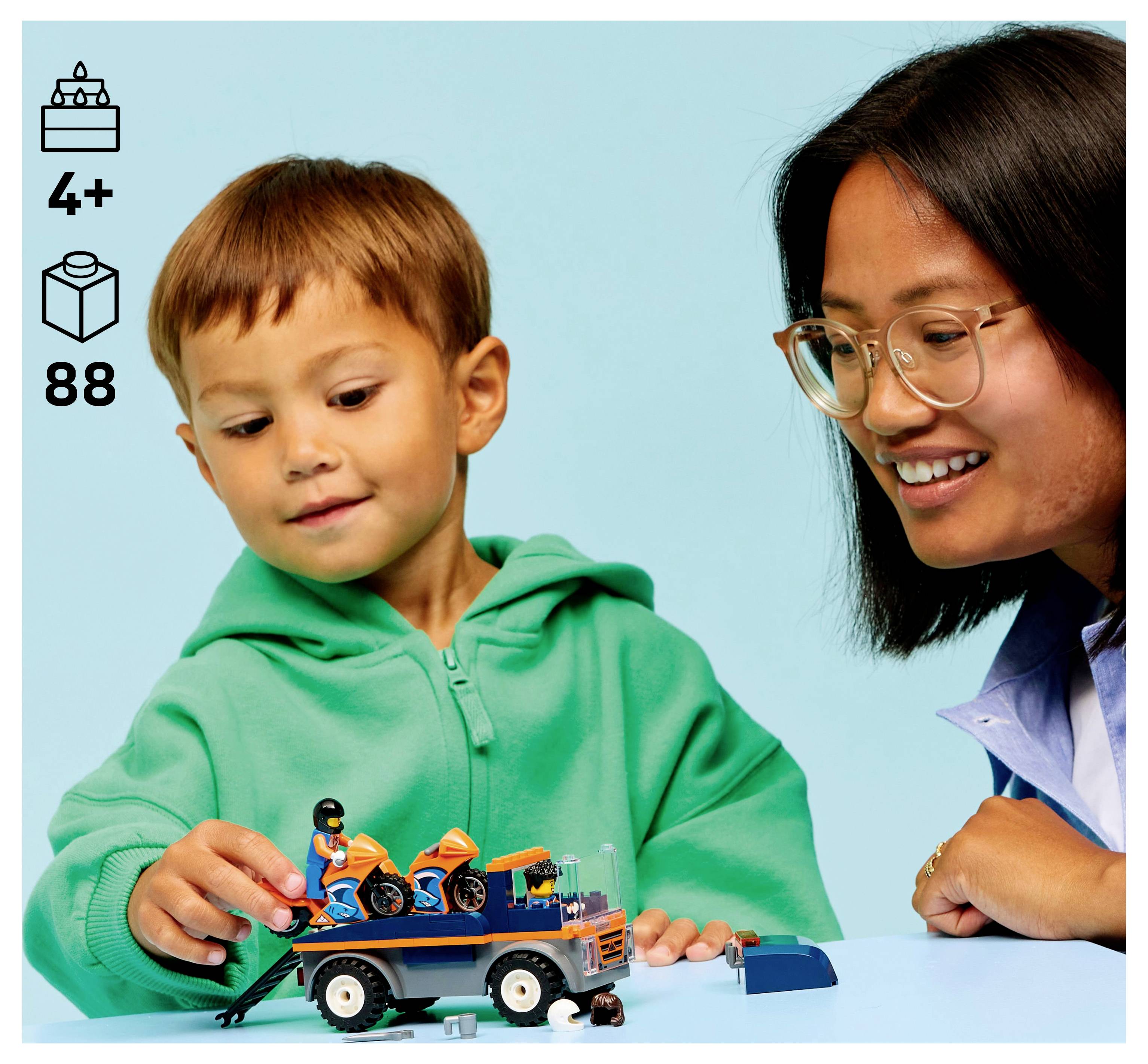 Een jong kind en een volwassene spelen met een constructiespeelgoed op een tafel. Symbolen geven aan dat het geschikt is voor kinderen van 4 jaar en ouder en 88 onderdelen bevat.