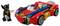 Een LEGO Spider-Man-poppetje in een rood en blauwe auto, met een zwart en oranje schurk-figuurtje in de buurt, waarbij een heldhaftige achtervolging wordt uitgebeeld.
