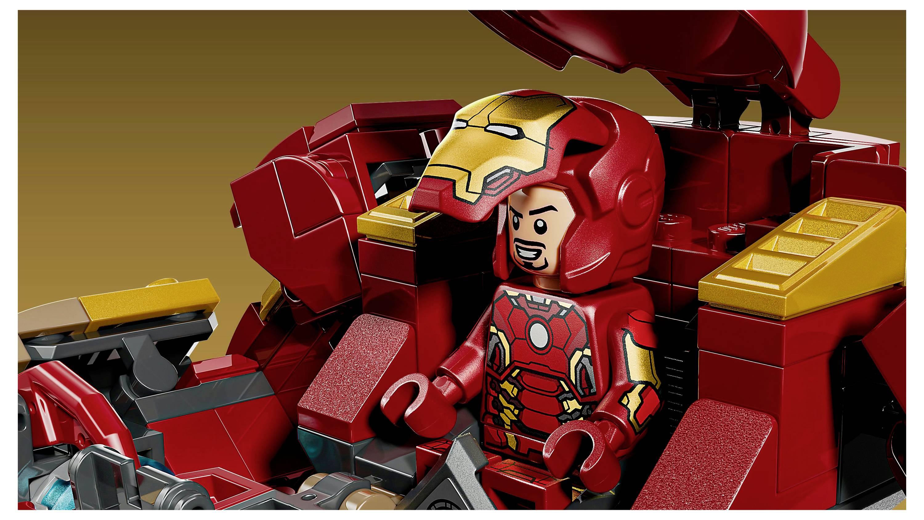 Een LEGO-poppetje in een superheldenpak zit binnenin een groot rood en geel mechanisch pak met gedetailleerde kenmerken en componenten zichtbaar.