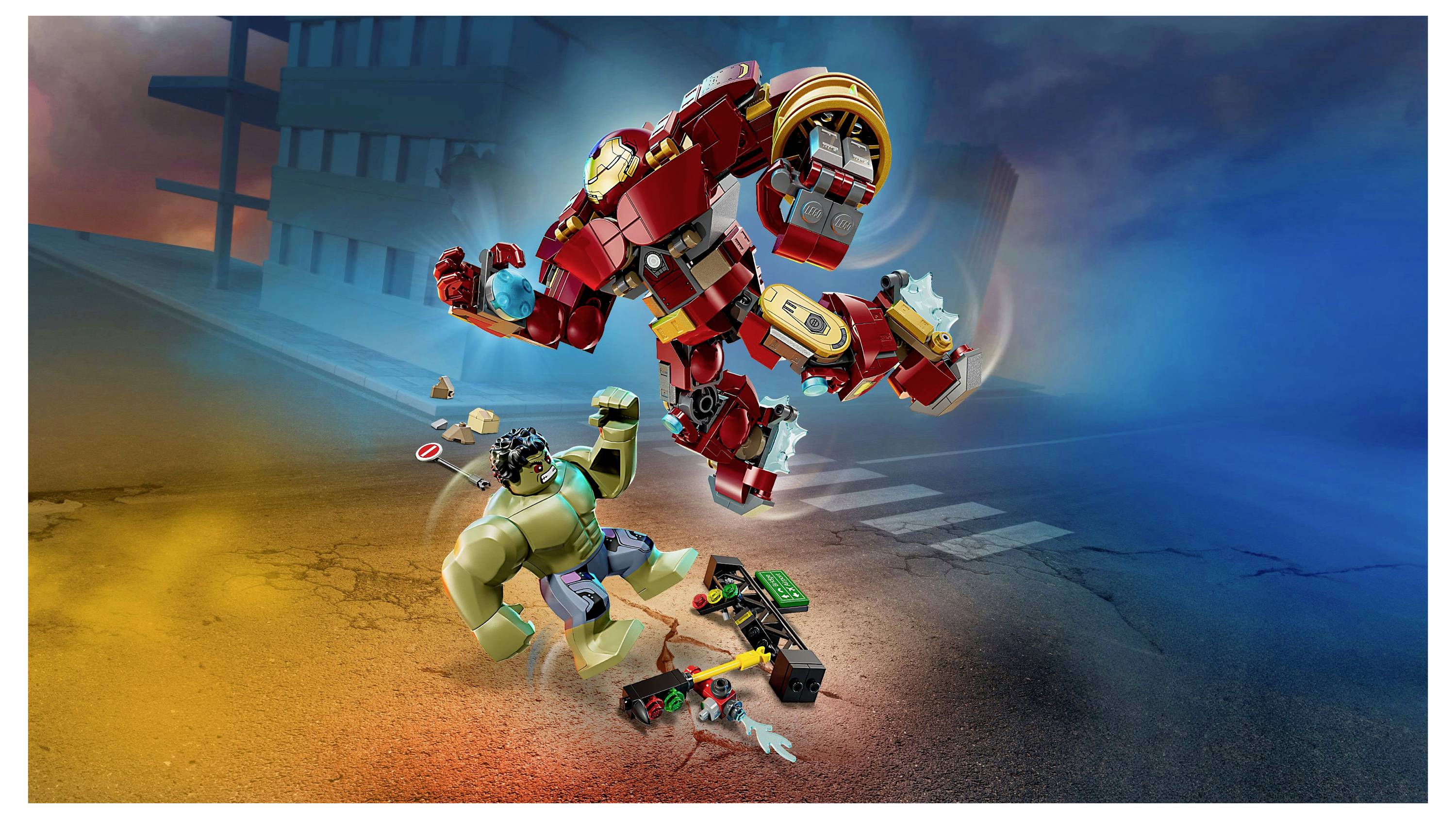 Twee actiefiguren in een gevechtsscène: een grote rode en gouden gepantserde figuur die springt en een groene figuur in een vechthouding.