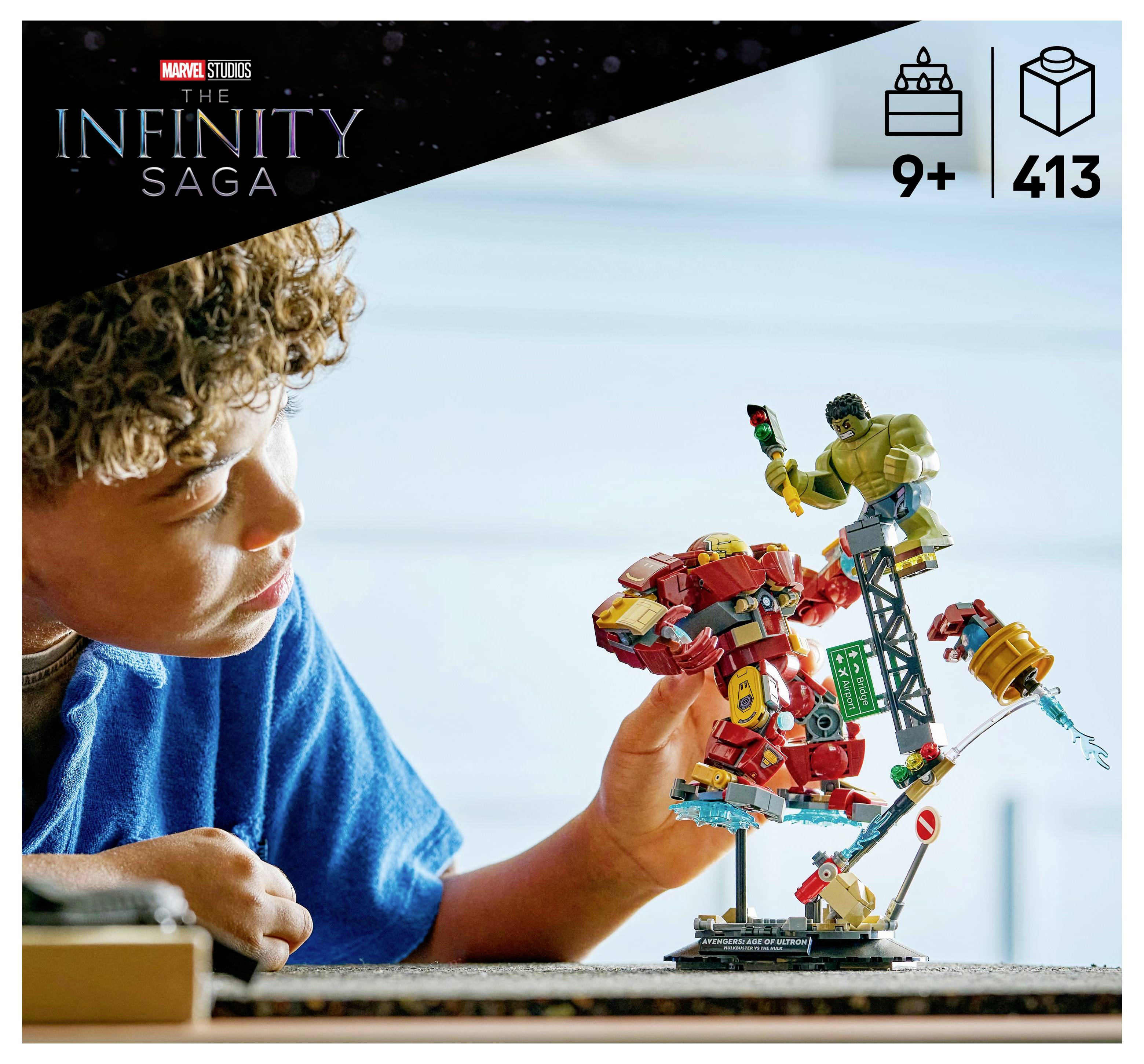 'Een kind speelt met een LEGO-set uit de Marvel Infinity Saga, met Hulk en een andere figuur in een dynamische actieScene, aanbevolen voor kinderen van 9 jaar en ouder.'