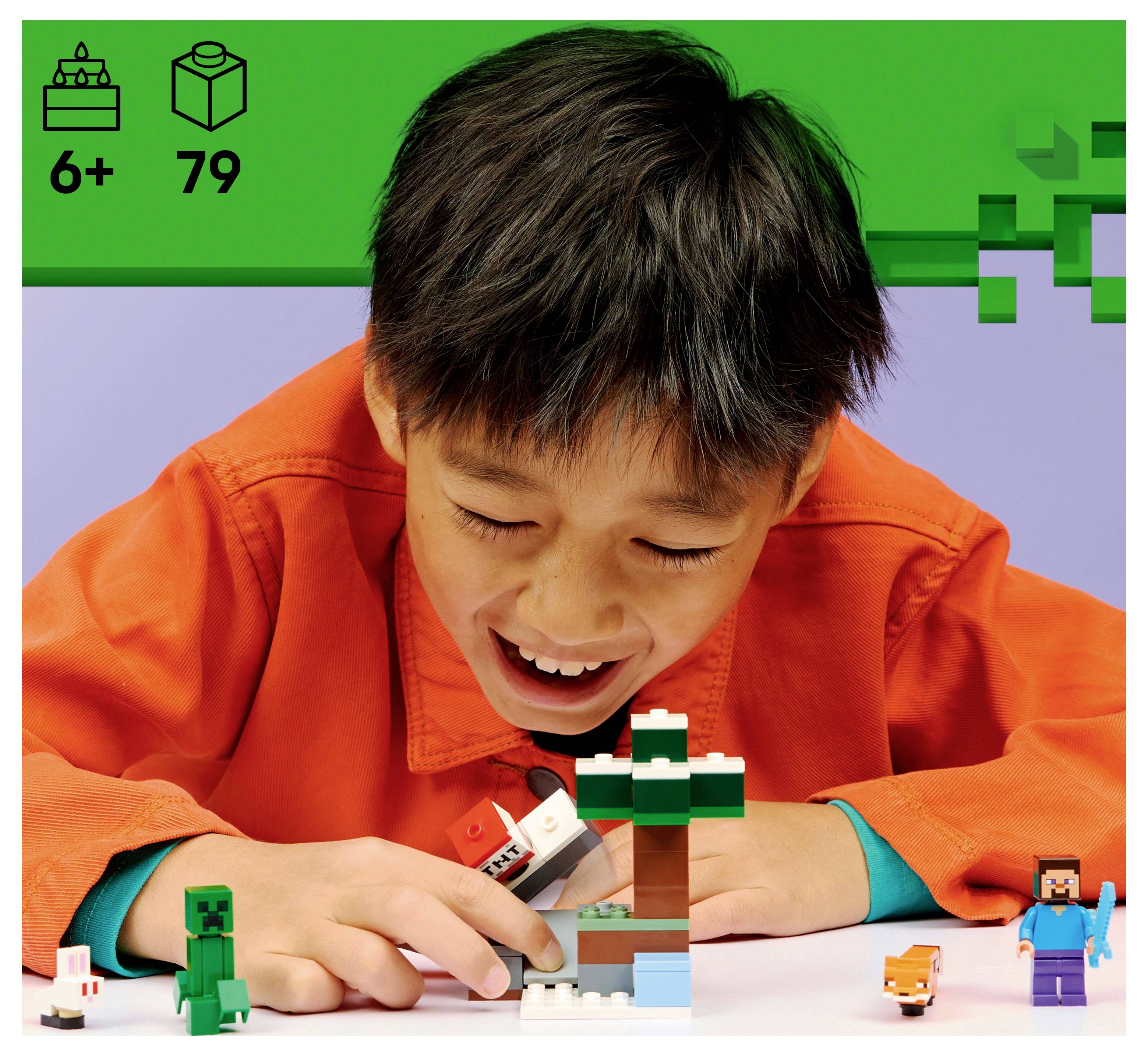 Een kind in een oranje shirt glimlacht terwijl het speelt met LEGO-blokjes en een boom in elkaar zet. De verpakking geeft aan dat het geschikt is voor kinderen van 6 jaar en ouder met 79 onderdelen.