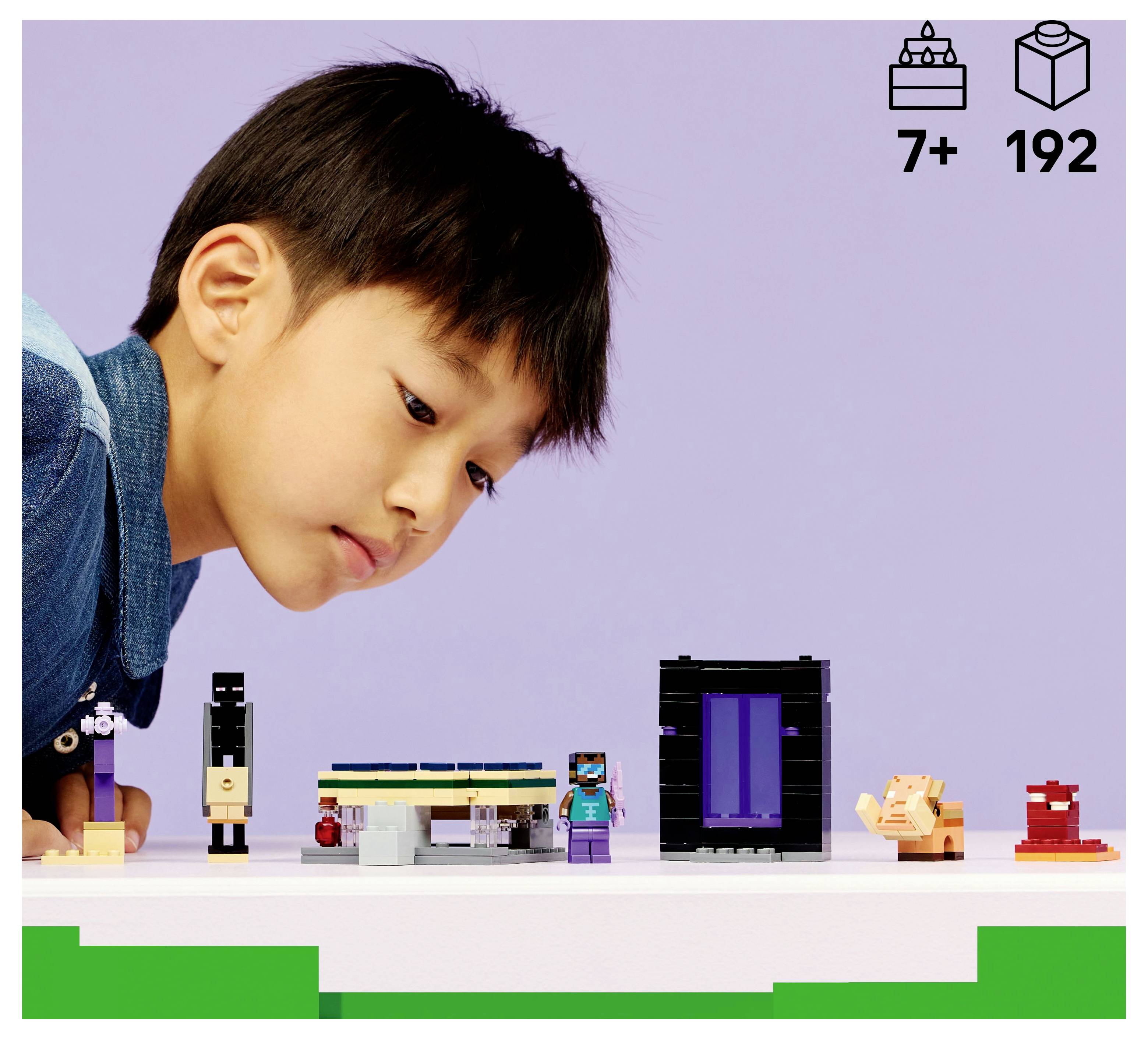 'Een kind dat kijkt naar een Lego-set met verschillende kleine blokstructuren, gelabeld als geschikt voor leeftijden 7 en ouder, met 192 onderdelen.'