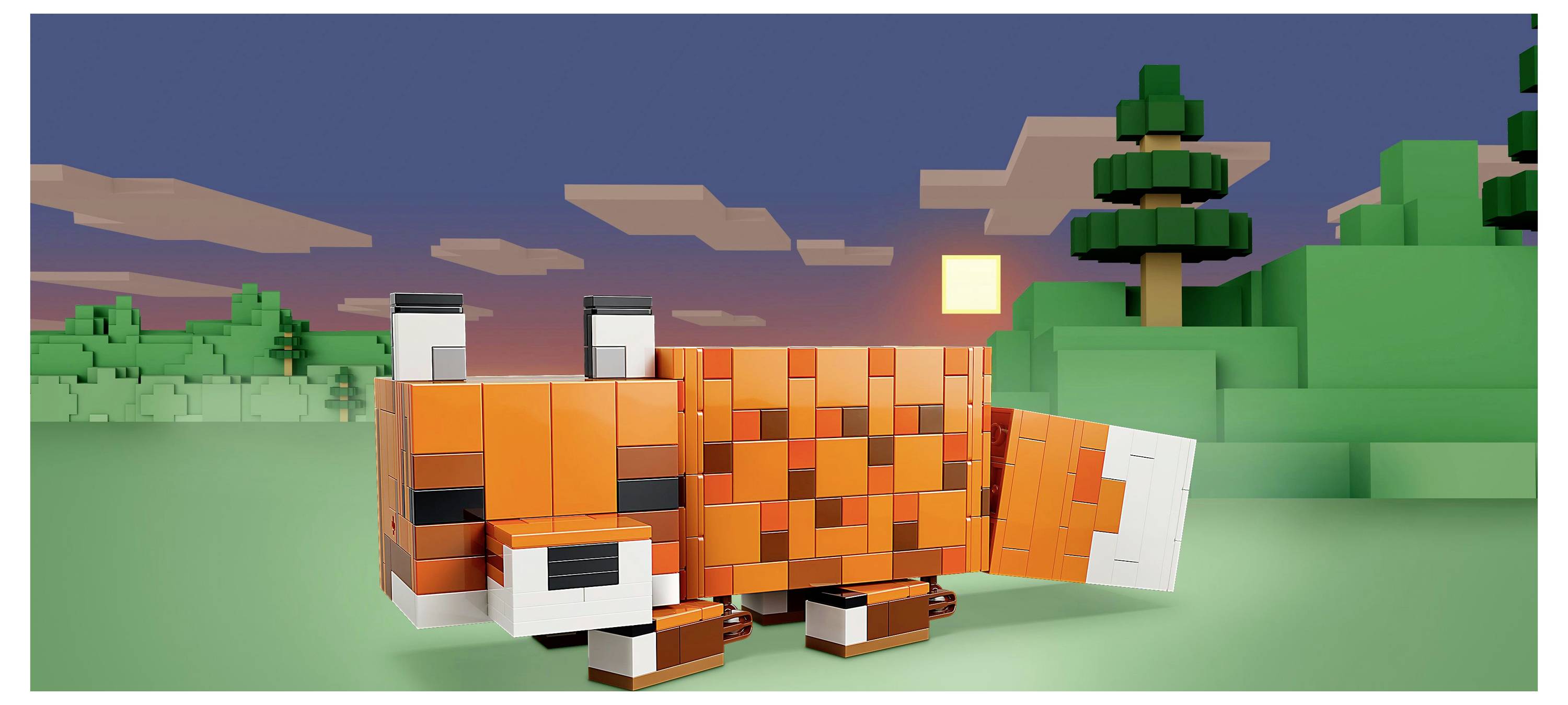 Een blokkerige, oranje vos staat op een met gras bedekt landschap bij zonsondergang, omringd door gepixelde bomen en een lucht met wolken, wat een digitale omgeving oproept.
