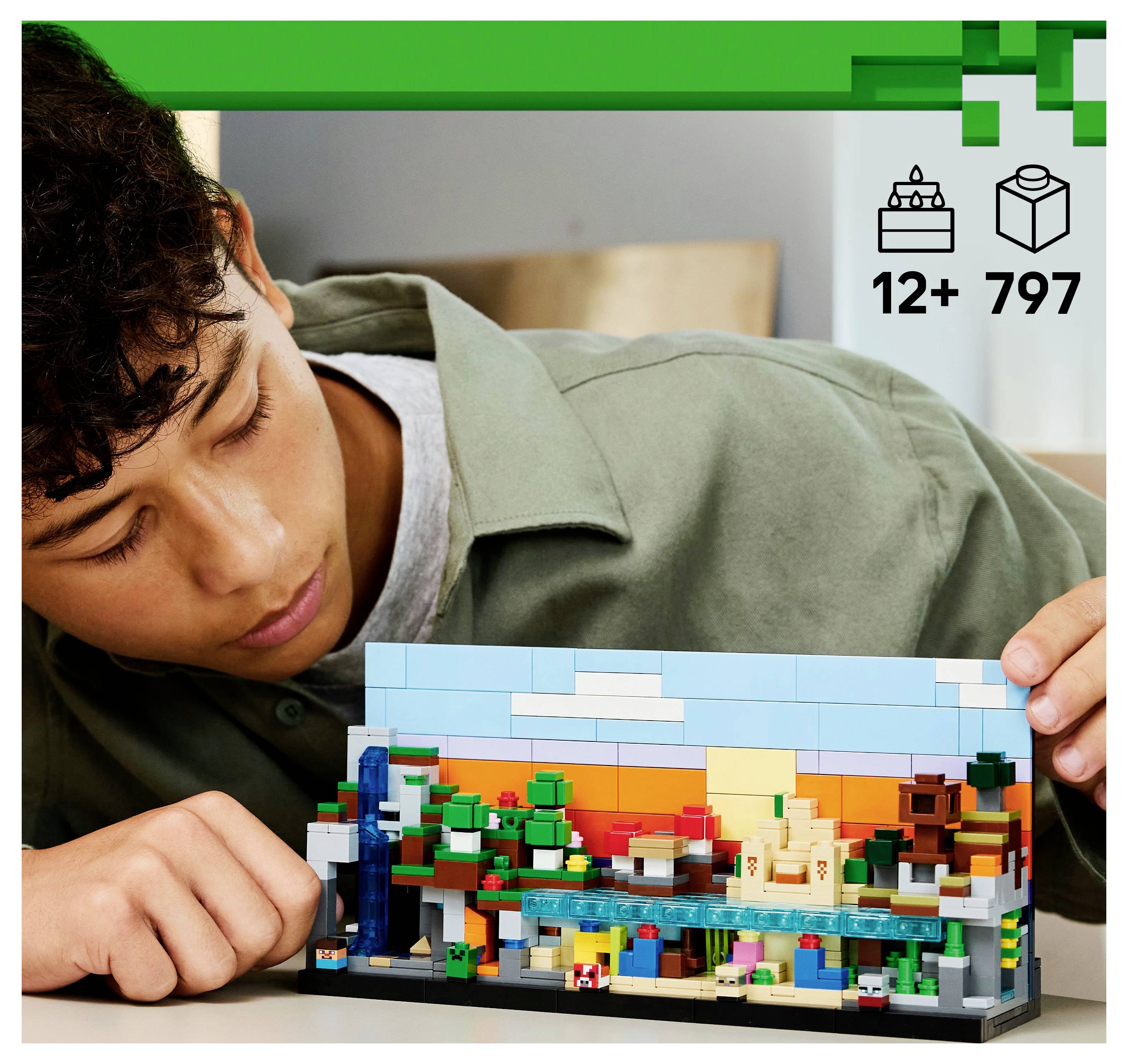 Een persoon bekijkt een Lego-set die een Minecraft-landschap voorstelt met een zonsondergang op de achtergrond. De doos vermeldt '12+' en '797' onderdelen.