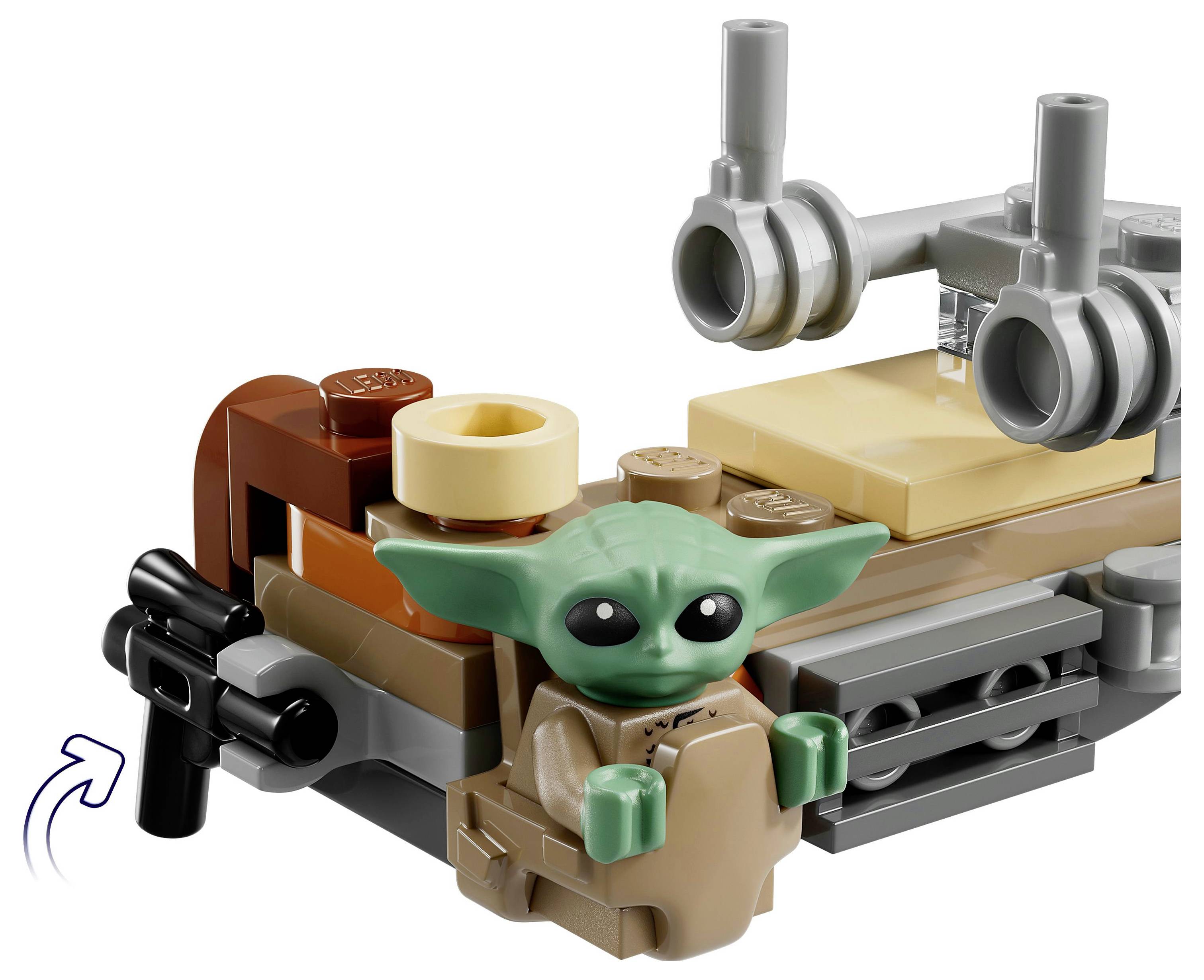 'Een LEGO-set bevat een klein Baby Yoda-figuurtje gezeten in een bruine en beige zwevende stoel met grijze mechanische details en twee zijhandvatten.'