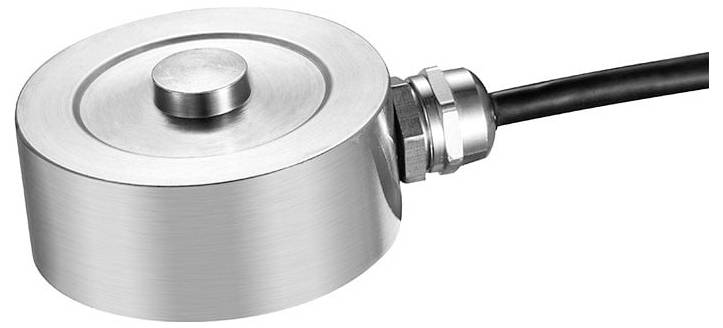 Een zilveren, ronde loadcel sensor met een aangesloten zwarte kabel, gebruikt voor het meten van gewicht of kracht, weergegeven tegen een egale achtergrond.