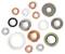 Verschillende metalen en rubberen ringen van verschillende formaten en kleuren, gerangschikt op een witte achtergrond.